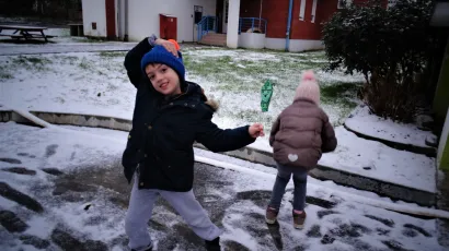 Djeca su jedva dočekala izlazak iz vrtića kako bi se mogla igrati na snijegu/Foto: MojPortal