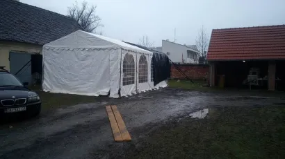 Volonteri Udruge Jedni za druge Općina Sirač sada u Glini imaju svoj šator u kojem će spavati i svakodnevno ljudima odvoziti pomoć/Foto: Udruga Jedni za druge Općina Sirač