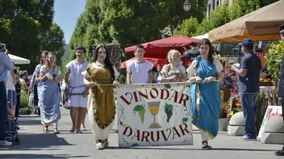 Vrhunski rimski nalaz, mali stakleni diatretum na kraju postaje obični vinski pehar i zaštitni znak za gastronomsko-turističku manifestaciju Vinodar / Foto: Turistička zajednica