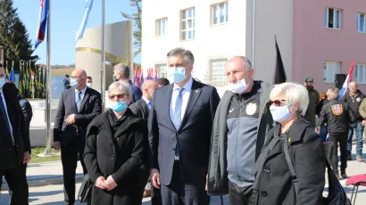 Premijer Andrej Plenković je posvetio desetak minuta za razgovor s građanima od kojih su mnogi iskoristili za fotografiranje/Foto: Pakrački list