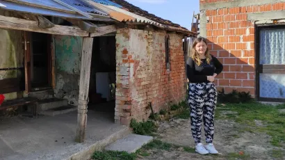 Leonarda ispred stare kuće u kojoj boravi s djetetom/Foto:Martina Čapo