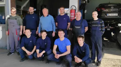 Kod Vlade Valuha (stoji treći s lijeva) radionica je uvijek prepuna vrijednih ljudi/Foto: Martina Čapo