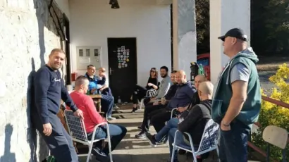 Druženje ispred Planinarskog doma na Petrovom vrhu/Foto: Privatni album