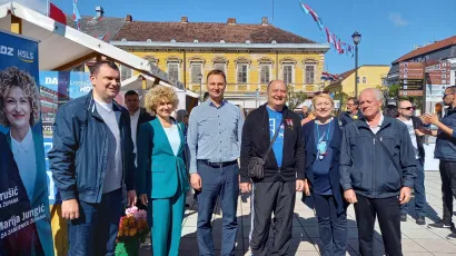Kandidat za župana Marko Marušić sa svojom zamjenicom Marijom Jungić i kandidatom za gradonačelnika Daruvara Damirom Lneničekom te ostalim predstavnicima stranke HDZ-a/Foto: Daria Marković