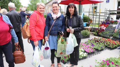 Vesele Daruvarčanke ruku punih cvijeća/Foto: Daria Marković