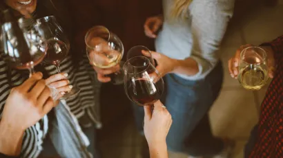 U kafiću je bilo nekoliko gostiju i pu&scaron;tala se glasna glzaba/Kelsey Chance/Unsplash