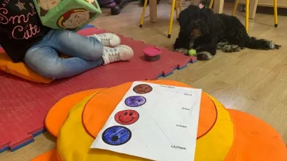 Djeci sa socijalnim ili emocionalnim te&scaron;koćama pomaže kada Nera sjedi s njima&nbsp;na jastučićima na podu/Foto: Privatni album Podruznice Obiteljski centar BJ