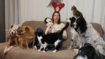 Mirjana s jednim dijelom vesele četveronožne ekipe/Foto: Mirjana Oliver