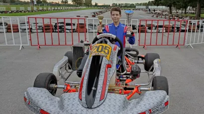 Dominik sa svojim kartingom i peharima nakon 27. nagrade Virovitice/ Foto: Miroslav Bažant