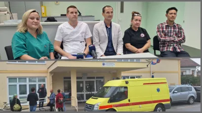 Uoči najavljenog prosvjeda djelatnici bjelovarske bolnice i Zavoda za hitnu medicinu stali su pred medije/ Foto: Deni Marčinković