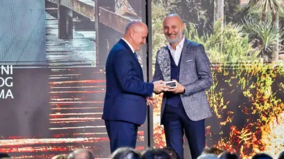 Branko Bačić uručuje nagradu ravnatelju Daruvarskih toplica Ratku Vukoviću/Foto: BBŽ
