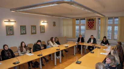 Potpisivanje ugovora sa novim stipendistima/ Foto: Predrag Uskoković/Grad Daruvar