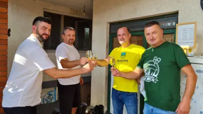 Domaćin Matija Žabić nazdravlja s kolegama/Foto: Katarina Žabić<br>