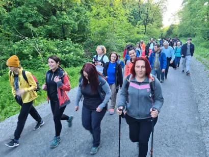 Masa ljudi hodala je jučer na Petrov vrh za Vitu i Tonku i sve ostale oboljele od cistične fibroze/Foto: Damir Novaković