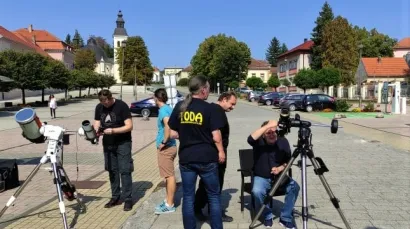 Tajnik Astronomskog dru&scaron;tva Kumova slama promatra Sunce kroz teleskop/Foto: MojPortal.hr