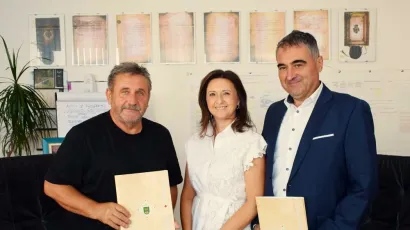 Gradnačelnik Zlatko Mađeruh, ravnateljica škole Snježana Šeliš i direktor Čazmatrans prometa Dražen Pavlović/Foto: Grad Grubišno Polje