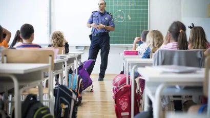 Policijski službenici prvašiće će upoznati kako se trebaju ponašati na putu do škole/Foto: Ante Čizmić/CROPIX