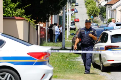 Daruvar, 220724.Petero ljudi ubijeno je danas u Domu za starije i nemocne osobe u Mazuranicevoj ulici. Petero ljudi je ranjeno. Muskarac koji je usao u dom i poceo pucati po ljudima je uhicen.Foto: Zeljko Puhovski/CROPIX