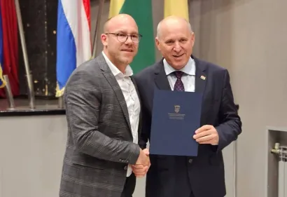 Ugovor je načelnik Halauš primio od ministra Bačića/Foto: Općina Šandrovac