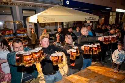Natjecanje u držanju pivskih krigli/Foto: Predrag Uskoković/Grad Daruvar