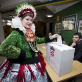 - 2012. U FOTOGRAFIJAMA CROPIX-A -Osijek, Bizovac, 220112.OS Bratoljuba Klaica. Referendum o pristupanju Republike Hrvatske u Europsku uniju.Na fotografiji: Kristina Pejakovic iz Bizovca, ucenica II Gimnazije u Osijeku i odmalena clanica KUD Bizovac, na referendum je dosla u slinganoj narodnoj nosnji staroj osamdeset godina. Kristina je na raznim smotrama narodnih obicaja vise puta proglasena najljepsom djevojkom a za ovu prigodu bilo joj je potrebno sat vremena za oblacenje. Kristina nije zeljela otkriti rezultat svog glasovanja Foto: Vlado Kos/CROPIX