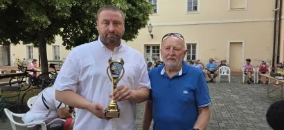 Zamjenik gradonačelnika Igor Brajdić dobio je prigodno priznanje za dugogodišnju dobrodošlicu biciklista/Foto: Grad Bjelovar