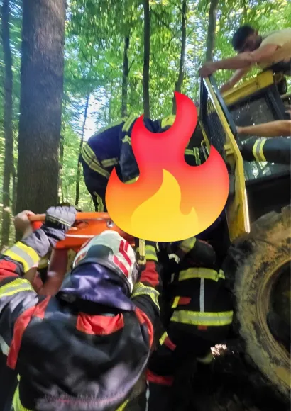 Akcija izvlačenja unesrećenog muškarca iz šume/Foto: JVP Garešnica