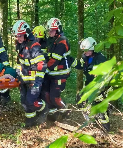 Akcija izvlačenja unesrećenog muškarca iz šume/Foto: JVP Garešnica