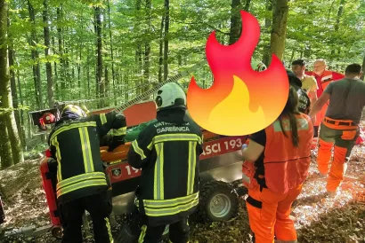Akcija izvlačenja unesrećenog muškarca iz šume/Foto: JVP Garešnica