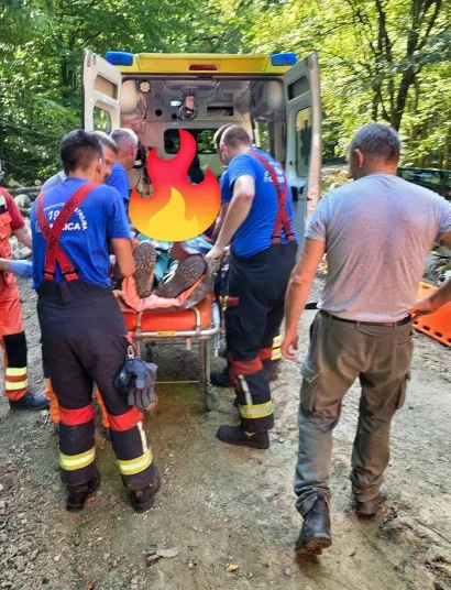 Akcija izvlačenja unesrećenog muškarca iz šume/Foto: JVP Garešnica