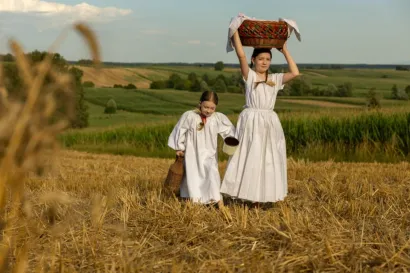 Mladi donose hranu u polje/Foto: Studio Novotni