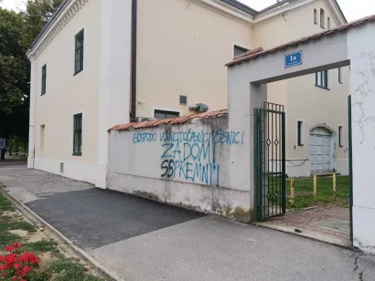 Grafit je ispisan na ogradi u samom središtu grada/Foto: Slavica Trgovac Martan