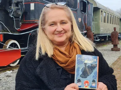 Zvjezdana Galkowski, ravnateljica Kulturnog centra Mato Lovrak u Velikom Grđevcu, sa primjerkom knjige "Vlak u snijegu" prevedenim na japanski/Foto: BBŽ