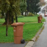 Idući mjesec će Komunalac u domaćinstava Pakraca i Lipika po prvi put prazniti žute kante namijenjene plastici, distribuirane ove zime /Foto: Pakrački list