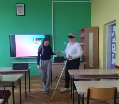 Djeca i odrasli iskusili su kako je to hodati pomoću bijelog štapa/Foto: Udruga slijepih Pakrac-Lipik 