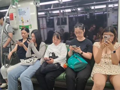 U metrou svi na mobitelima/Foto: Jana Prević Finderle