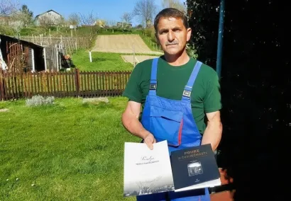 Marko Martinelli s poveljom "Heroj čovječnosti"/Foto; Privatni album