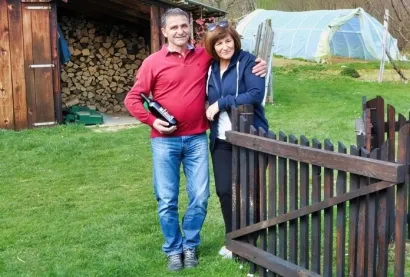 Marko sa suprugom Ankicom, a u ruci drži svoje kupinovo vino /Foto; Privatni album