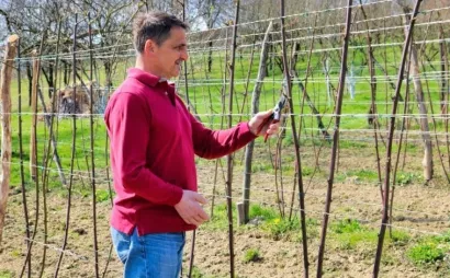 Kaže da je voćnjak njegova terapija/Foto; Privatni album