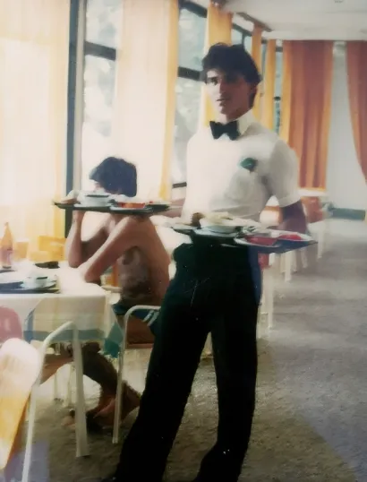 Marko Martinelli kao konobar u mladim danima/Foto; Privatni album