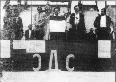 Politički skup SDS-a u Pakracu. Za govornicom Jovan Rašković, lijevo je Veljko Džakula, a desno Jovan Vasiljević (izvor – Antun Erjavec: Pakrac i Lipik uoči rata 1991. godine)