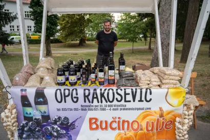 Petar Rakošević iz Virovitice predstavio je svoje bučino ulje, bučine sjemenke i sok od aronije/Foto: Predrag Uskoković/Grad Daruvar