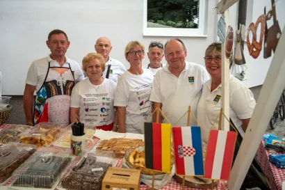 Udruga Nijemaca i Austrijanaca Sirač pripremila je kuhane kobasice i kolače/Foto: Predrag Uskoković/Grad Daruvar