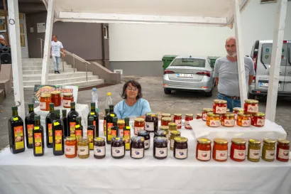OPG Plažanin iz Sirača posjetiteljima je nudio ajvar, pekmeze, zimnicu i bučino ulje/Foto: Predrag Uskoković/Grad Daruvar