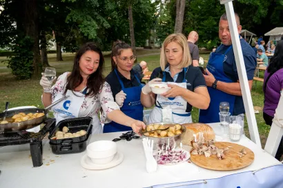 Udruženje obrtnika Petrinje, Gline i Topuskog za prvi "Gastro na dar" pripremili su domaće knedle od marelica/Foto: Predrag Uskoković/Grad Daruvar