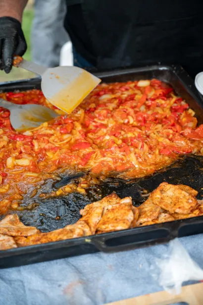 Drago je uz roštilj napravio i prilog/Foto: Predrag Uskoković/Grad Daruvar