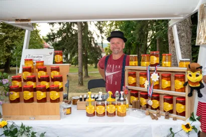 Iz Požege je u Daruvar došao i Dalibor Stanković iz Požege sa svojim medom i proizvodima od pčela/Foto: Predrag Uskoković/Grad Daruvar