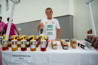 Degustacija meda i lješnjaka OPG-a Đurđice Ambruš iz Slatine/Foto: Predrag Uskoković/Grad Daruvar