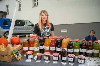 Draženka Kešić predstavila je svoje prirodne voćne sokove, džemove i ocat/Foto: Predrag Uskoković/Grad Daruvar