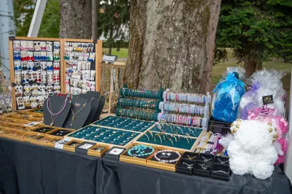 Svoj nakit i medeke u Daruvaru je predstavila Božidarka Jukić iz Severina/Foto: Predrag Uskoković/Grad Daruvar